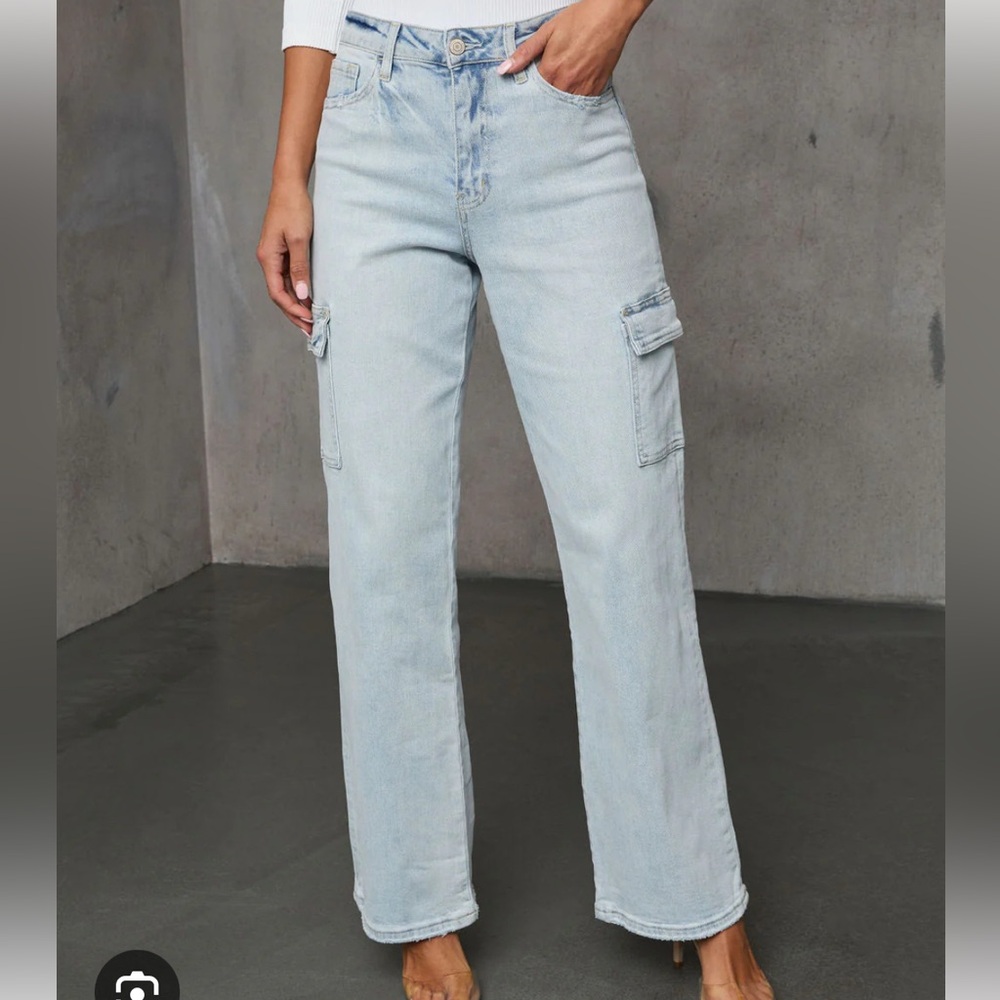 Vici Derossi 90s Cargo Jeans in Light Wash
